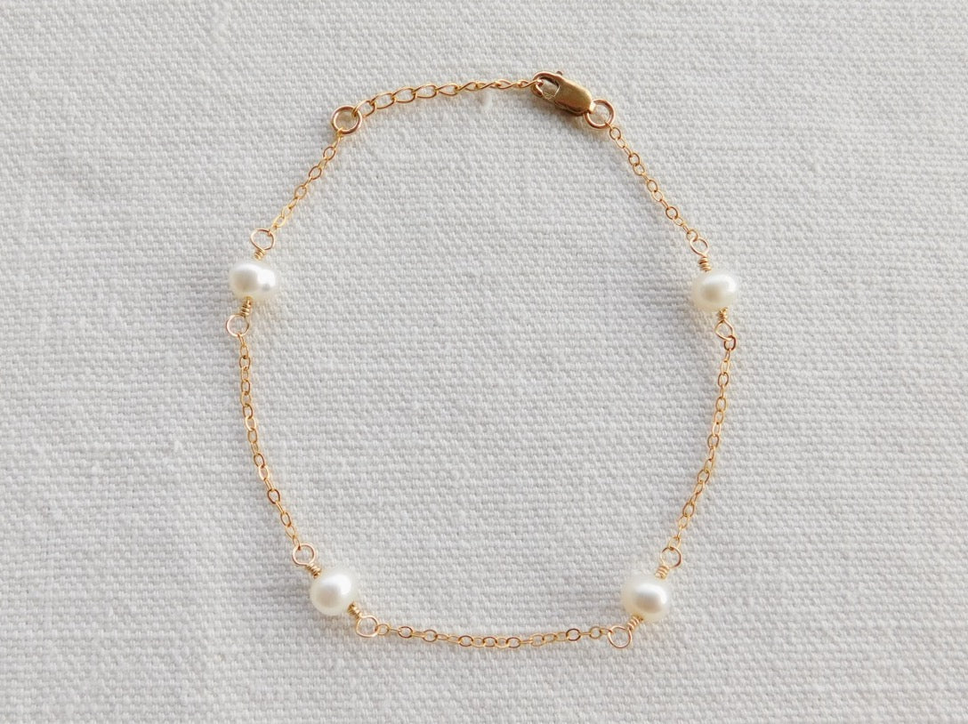 Simple Pearl Bracelet